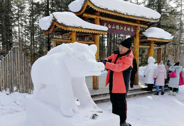 長(zhǎng)白獻(xiàn)美景 雪雕迎新春